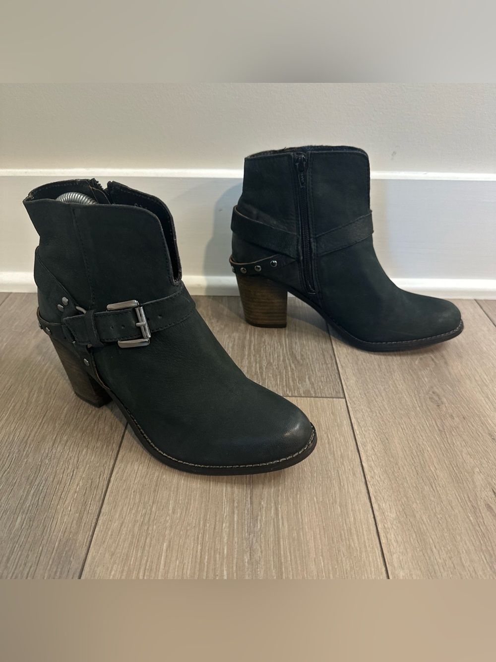 Matisse Women's Size 8 Dark Gray Leather Harney Heeled Ankle Boots Studded Strap